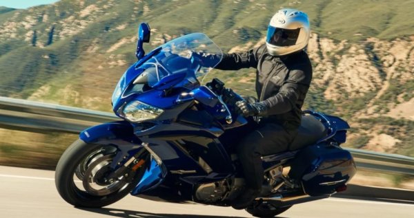 Този звяр ви кара да очаквате с нетърпение както дългите участъци от пътя, така и криволичещите пътеки. И това е един от най-бързите мотоциклети, които Yamaha е създавала някога .

Под капака на FJR1300ES се крие мощен 1298-кубиков редови четирицилиндров двигател. Това е настройка, която е създадена за плавно и бързо ускорение и много мускули на магистрала, когато имате нужда от тях. FJR1300ES разполага и с електронна система за окачване, която ви позволява да променяте настройките за каране с натискане на бутон - така че независимо дали се плъзгате по магистрала или маневрирате в планински завои, велосипедът се чувства точно както трябва.

Един от забележителните аспекти на този велосипед е неговата практичност за дълги карания. Предлага се с голямо регулируемо предно стъкло, отопляеми ръкохватки и плюшена седалка. FJR1300ES е оборудван с интегрирани &ldquo;дисаги&ldquo;, които предлагат достатъчно място за съхранение, без да компрометират елегантния външен вид.

Предаването тук също е ключово. Има шестстепенна скоростна кутия, която превключва плавно, а и има плъзгащ се съединител. Той помага за намаляване на подскачането на колелата при превключване на по-ниски предавки. Yamaha FJR1300ES е предназначен за тези, които обичат да карат бързо и надалеч, но не и за сметка на комфорта
